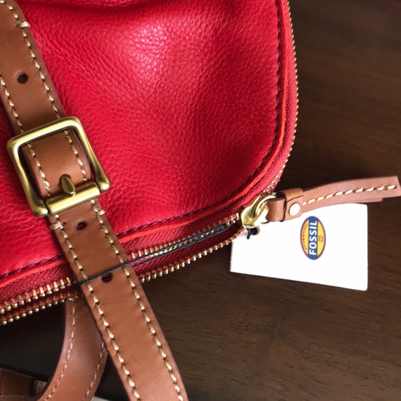 Beautiful and stunning burn red Fossil crossbody. - Picture 5 of 8
